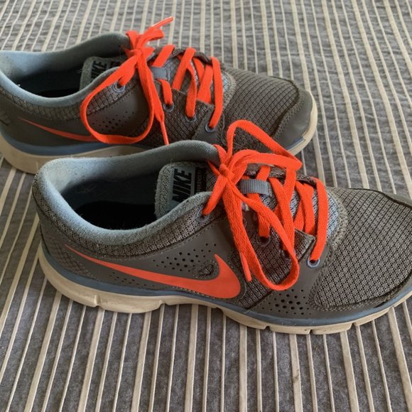 Nike shoes - Picture 2 of 3